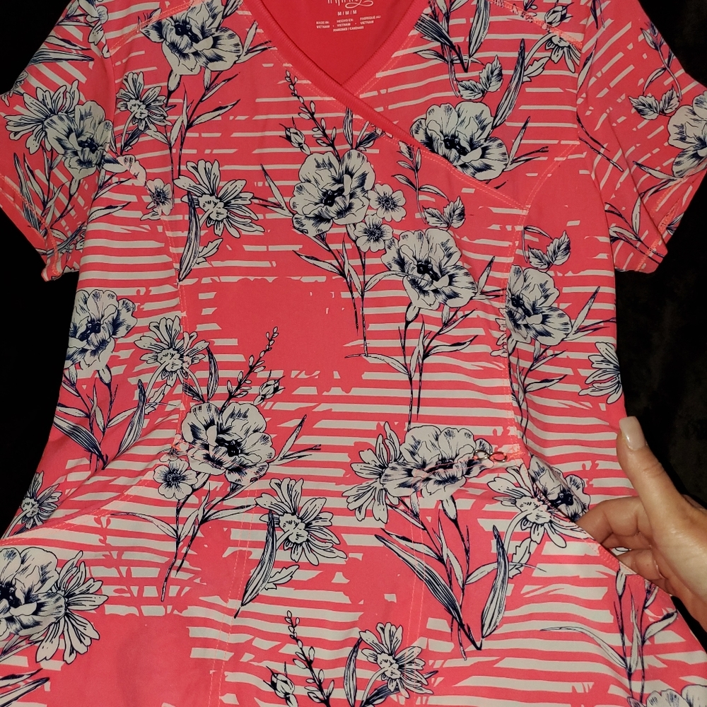 🙃‼️ Cherokee Infinity Scrub top‼️🙃
